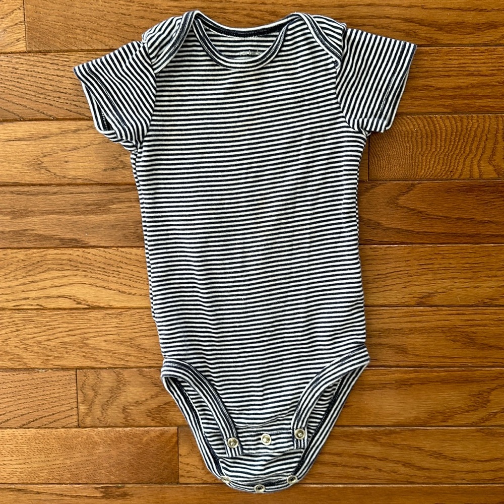 👶🏻 CARTER’S onesie blue white striped short sleeved 9 months baby euc unisex